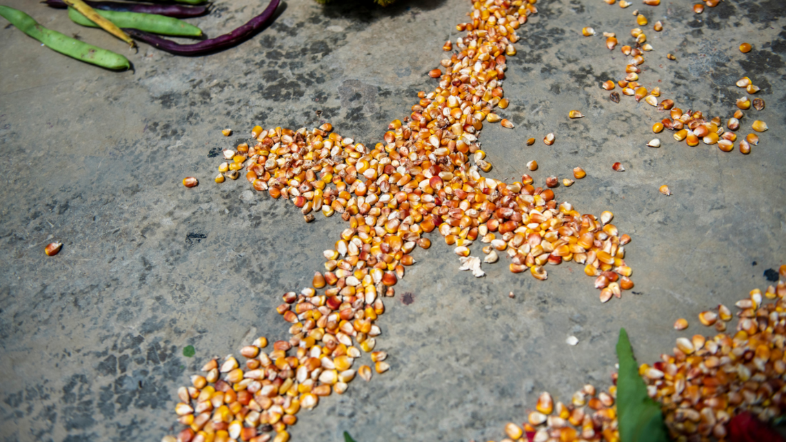 Kreuz gelegt aus Maiskörnern aus Projektkontext Kolumbien
