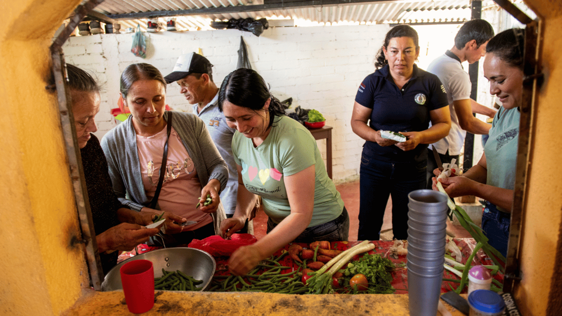 Gemeinschaftsaktion des Projektpartner Sozialpastoral der Diözese Pasto. Teilnehmende kochen gemeinsam und lernen dabei voneinander.