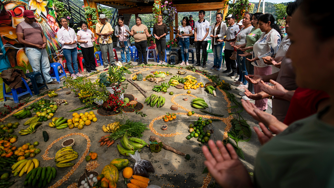 Auf einem "Fest der Fülle" (Erntedankfest), organisiert von dem Projektpartner Landpastoral der Diözese Pasto, danken Bauern für die reiche Ernte, die sie dank agroökologischer Methoden einfahren, La Union, Nariño, Kolumbien