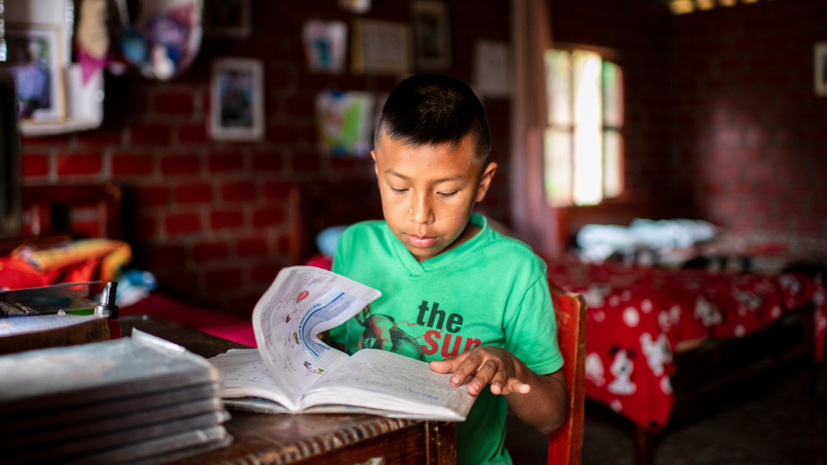 Daniel Barbano (9) macht Hausaufgaben, El Tambo, Nariño, Kolumbien