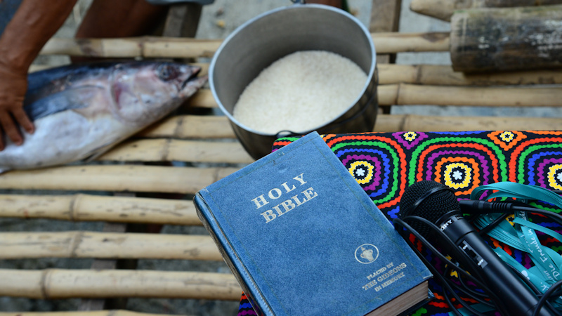 Motiv mit Bibel, Fisch und Reis auf den Philippinen