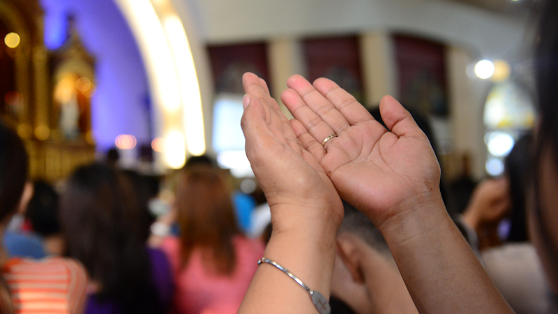 Gebetsszene in Gottesdienst auf den Philippinen