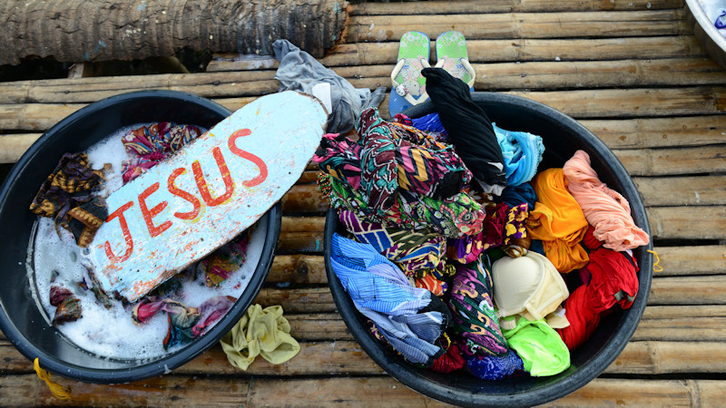 Waschschüssel mit Jesus-Schild